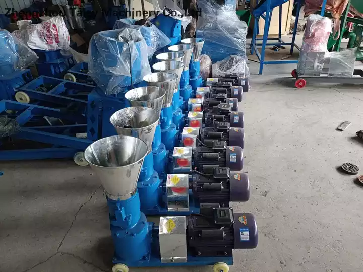 Animal feed pellets extruders