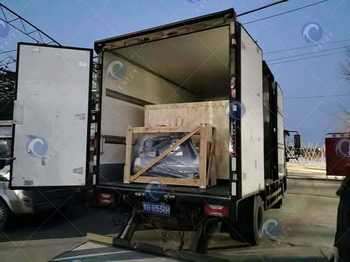 Envío de la máquina flotante de alimentación para peces.