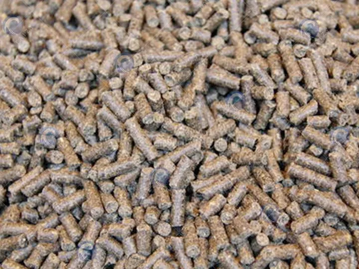 Pellets fabricados por máquina de pellets de alimentación.