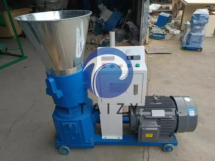 Flat die pellet machine