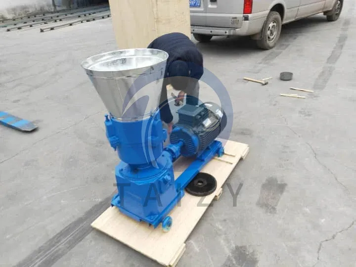 Máquina Industrial de Pellets de Ração Transportada para Oficinas de Fabricação de Pellets na Rússia 2 Fixação da máquina de fabricação de pellets de ração para envio