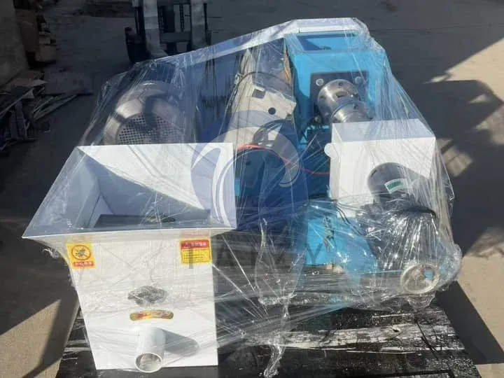 машина для экструдирования рыбного корма с защитной пленочной упаковкой