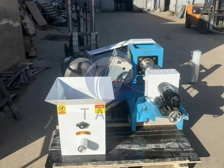 машина для гранулирования рыбного корма готова к упаковке