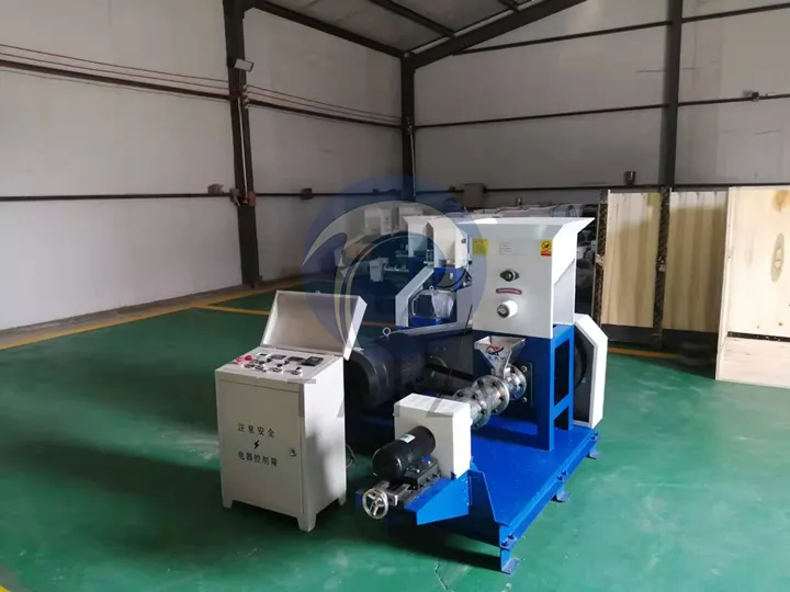 **Electric Pellet Making Machine** is a feed processing machine powered by an electric motor to produce animal feed, fish feed, and pet food pellets. It features stable performance, low noise, easy operation, and high production efficiency, making it suitable for farms and feed processing businesses.