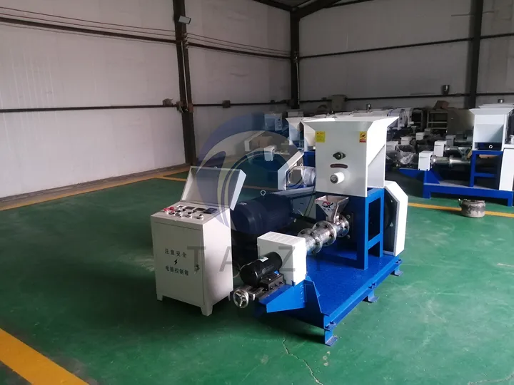 Fish Feed Pellet Machine is used to process raw materials such as corn, soybean meal, and fish meal into nutritious fish feed pellets. It is widely used in aquaculture farms and feed processing plants to improve feed quality and production efficiency.